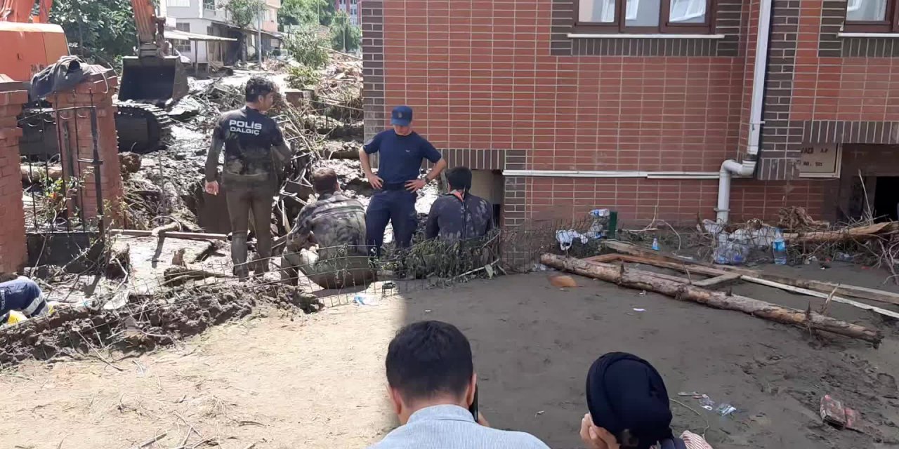 BOZKURT’TA BİR APARTMAN ÖNÜNDE SELDEN GERİYE KALAN: ÇAMURA BULANMIŞ AİLE ALBÜMÜ