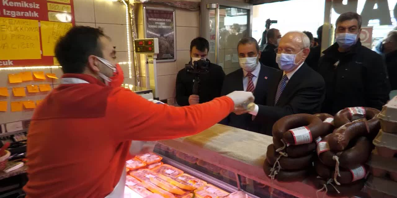 KILIÇDAROĞLU’NA TÜM TAVUK BİLE SATAMADIKLARINI ANLATAN KASAP: "BOŞ GÖNDERMEMEK İÇİN YARIM TAVUK PARÇALIYORUZ"