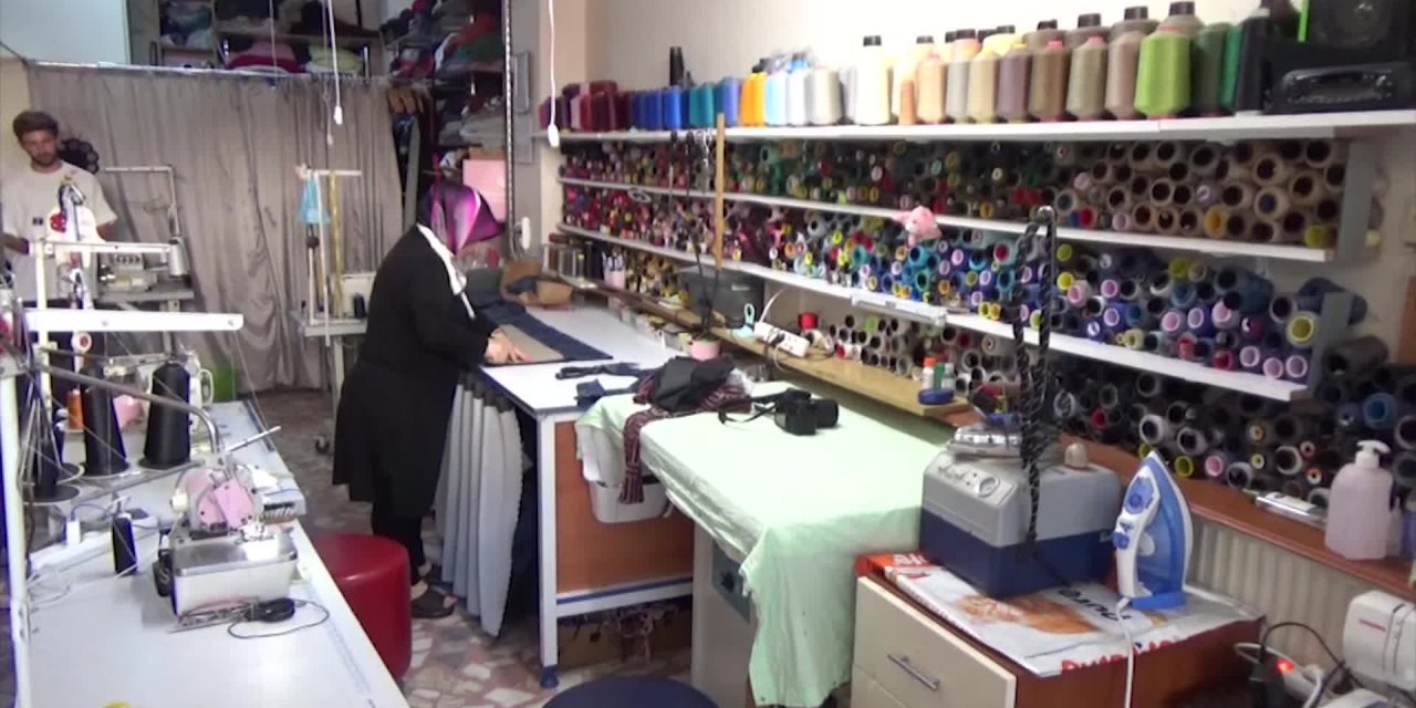 İTÜİŞLETME MÜHENDİSİ TUBA ŞEN, TERZİ ANNESİNİN ATIK KUMAŞLARDAN DİKTİĞİ KAZAKLARI YURT DIŞINA SATIYOR