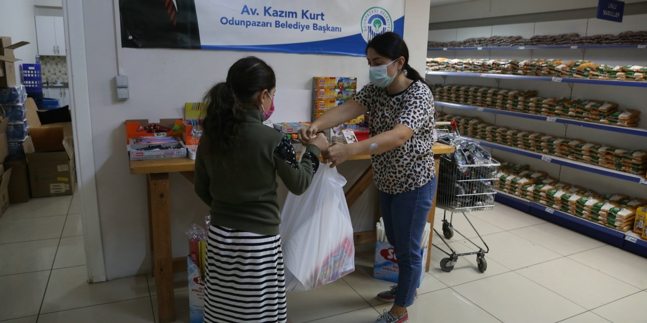 ODUN PAZARI'NDA İHTİYAÇ SAHİBİÖĞRENCİLERE HALK MARKETTEN KIRTASİYE DESTEĞİ