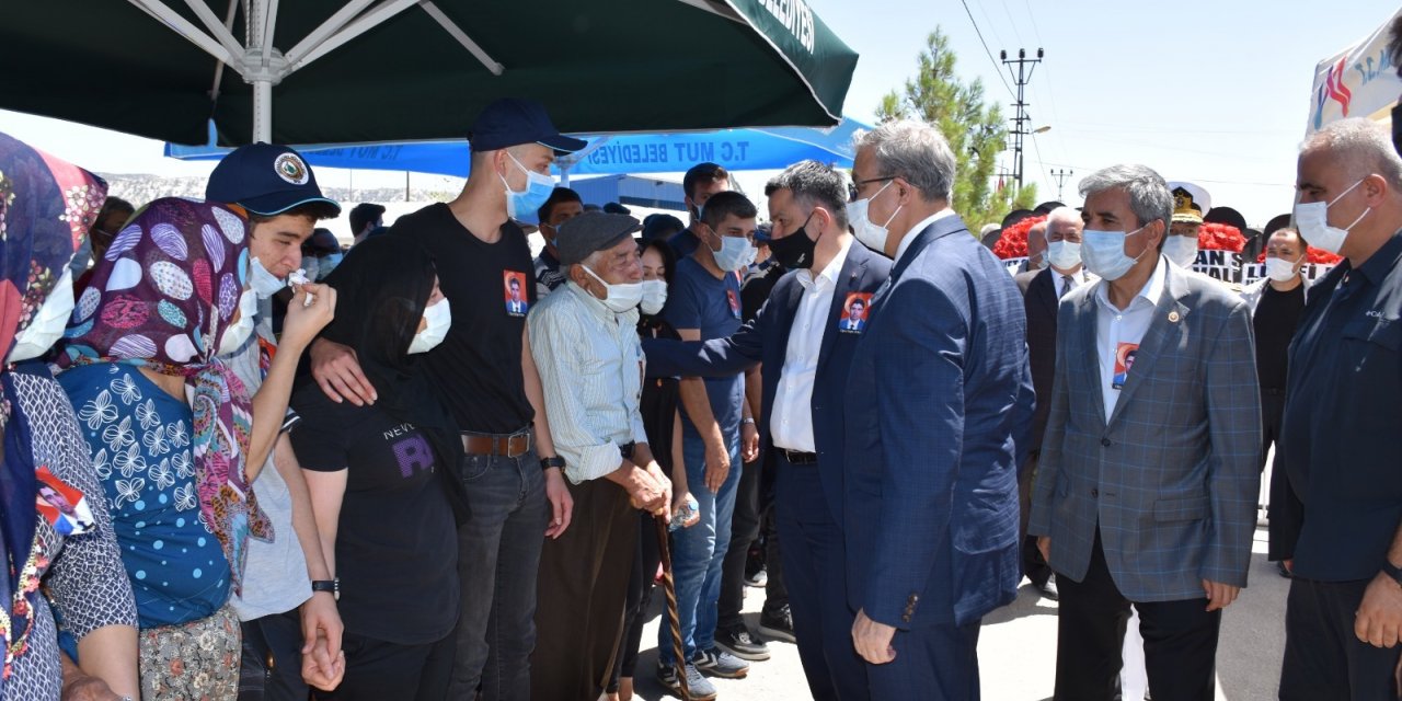 KAHRAMANMARAŞ'TA DÜŞEN UÇAKTA YAŞAMINI YİTİREN ORMAN MÜHENDİSİ MERSİN'DE TOPRAĞA VERİLDİ