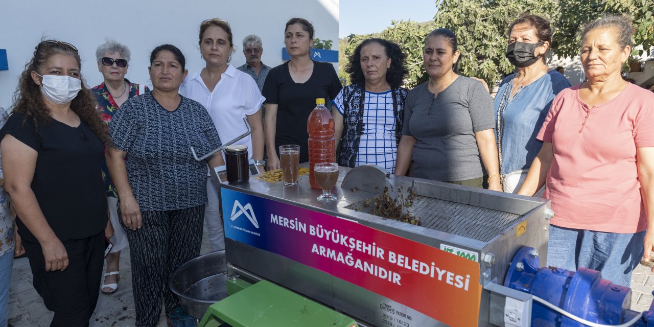 MERSİN BÜYÜKŞEHİR’DEN GİRİTLİ KÖYÜ’NDEKİ RENKLİ ELLERE ÜZÜM SIKMA MAKİNESİ DESTEĞİ