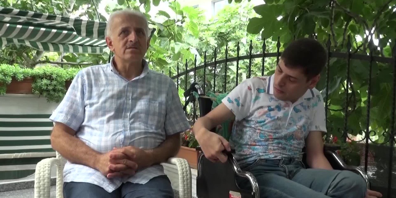 DEPREMDE KAYBETTİĞİ OĞLUNUN ANISINI ENKAZDAN ÇIKARDIĞI FOTOĞRAFLARLA YAŞATIYOR