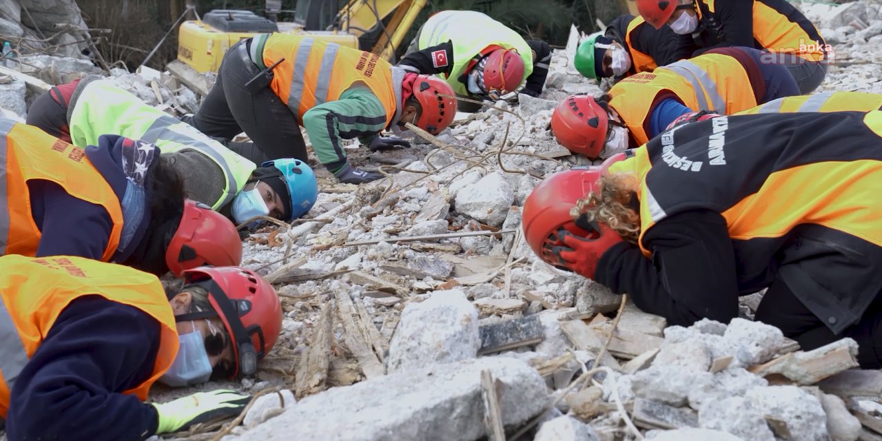 İŞ DÜNYASININ DEPREM ÖNGÖRÜSÜ: "OLASI İSTANBUL DEPREMİ 300 MİLYAR DOLARLIK ZARARA YOL AÇABİLİR"