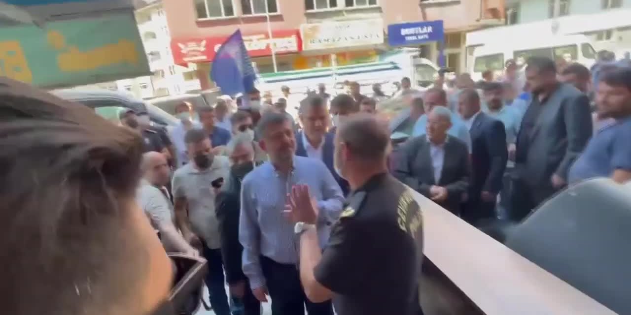 BİTLİS'TE YIKIMA KARŞI ÇIKAN ESNAFIN KAPILARI POLİS EŞLİĞİNDE SÖKÜLDÜ: " KAPIMI SÖKÜP SAKLADIM"