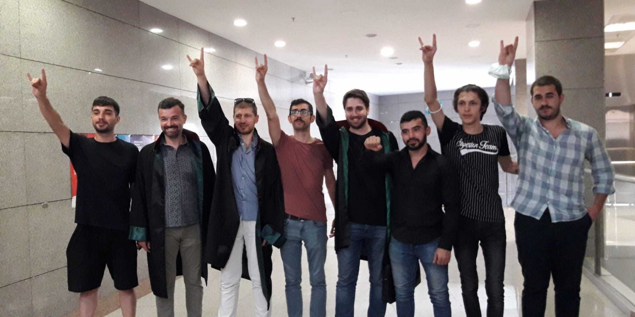 "HUDUT NAMUSTUR" PANKARTI ASTIKLARI İÇİN GÖZALTINA ALINAN 6 ÜNİVERSİTE ÖĞRENCİSİ SERBEST