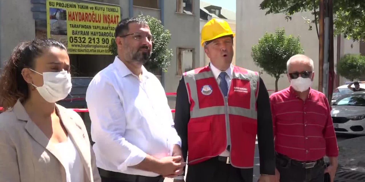 MARMARA DEPREMİNDE HASAR GÖREN BİNA, DEPREMİN 22. YILDÖNÜMÜNDE TÖRENLE YIKILDI