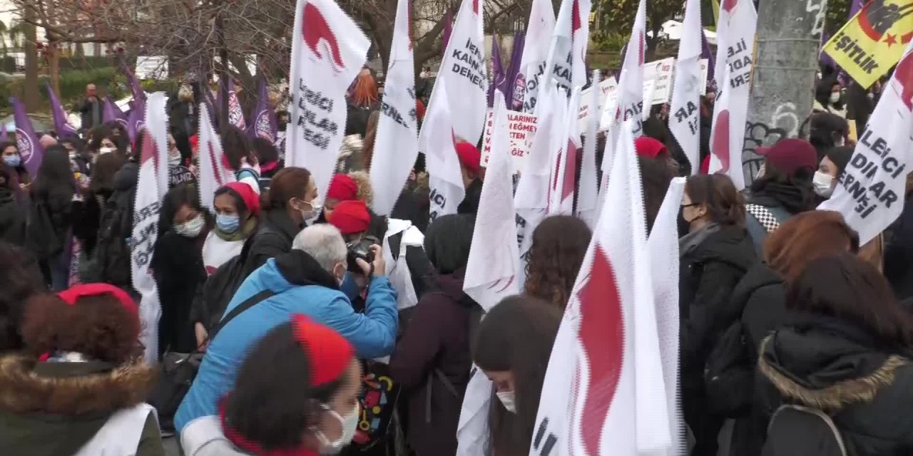 KADINLAR BİR KEZ DAHA KADIKÖY’DE EYLEMDE: BİZİM AHLARIMIZ BU SÖZLEŞMEYİ UYGULAMAYANLARA