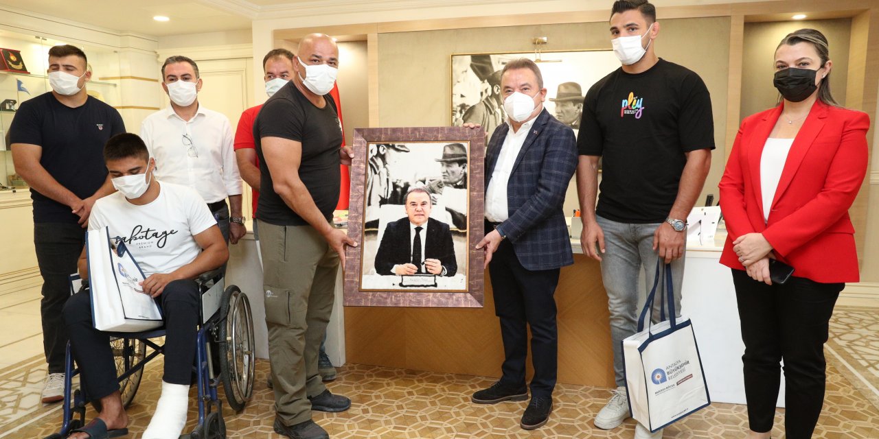 KIRKPINAR’IN ŞAMPİYON TAKIMI BAŞKAN BÖCEK’İ ZİYARET ETTİ