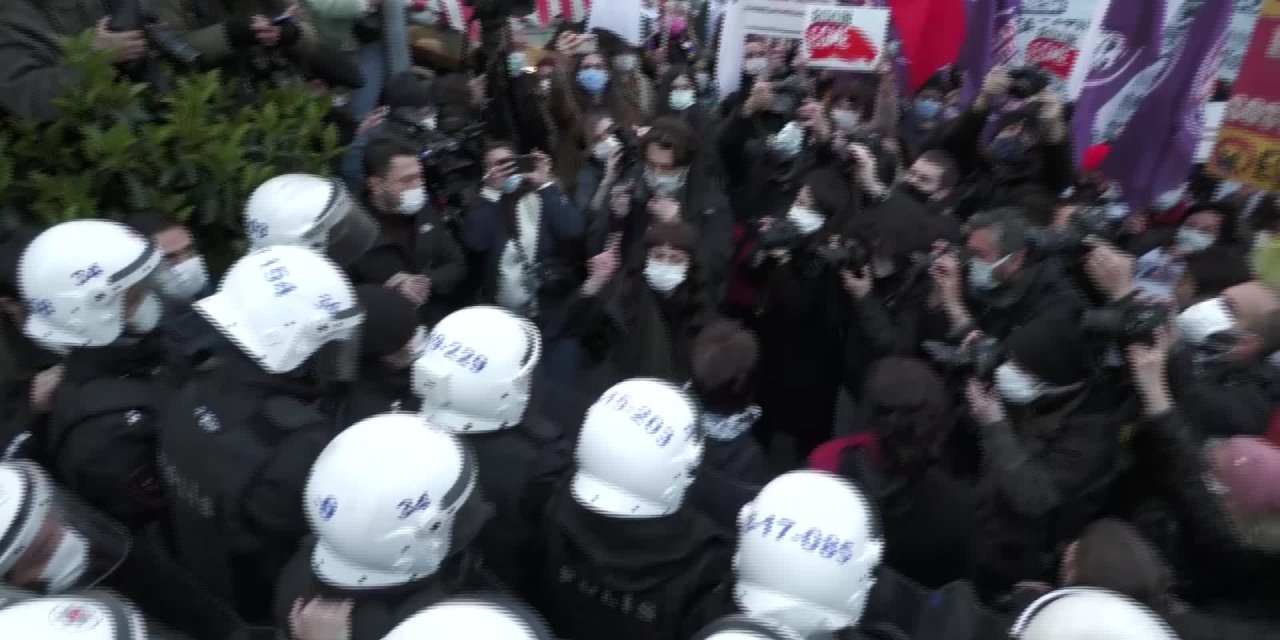 KADIKÖY'DE KADINLAR HAYKIRDI: İSTANBUL SÖZLEŞMESİ'NDEN VAZGEÇMİYORUZ