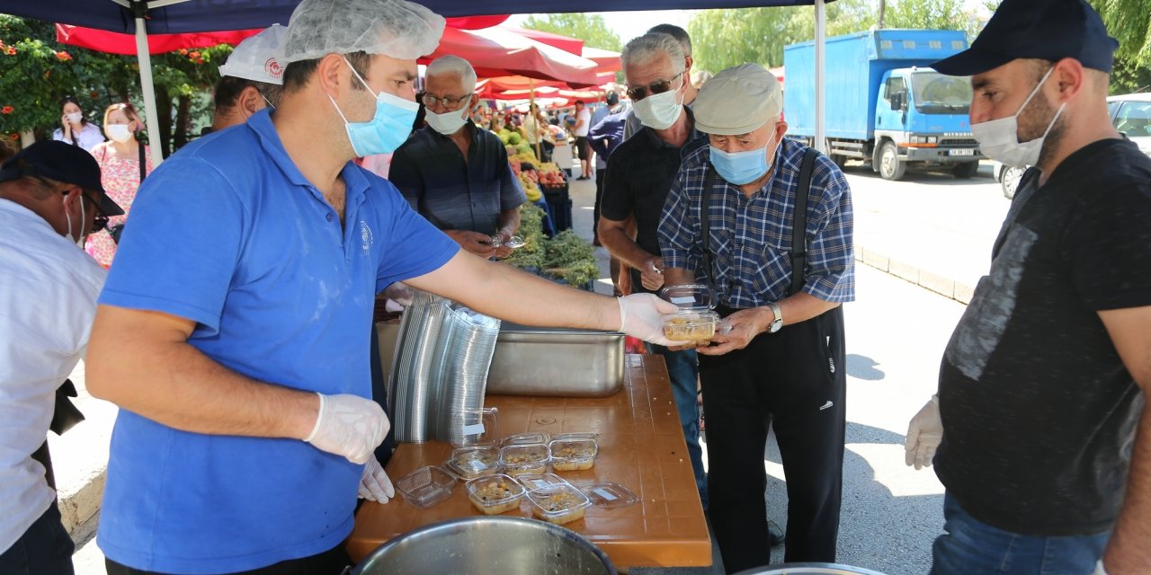 ODUNPAZARI BELEDİYESİ’NDEN MAHALLELERDE AŞURE İKRAMI