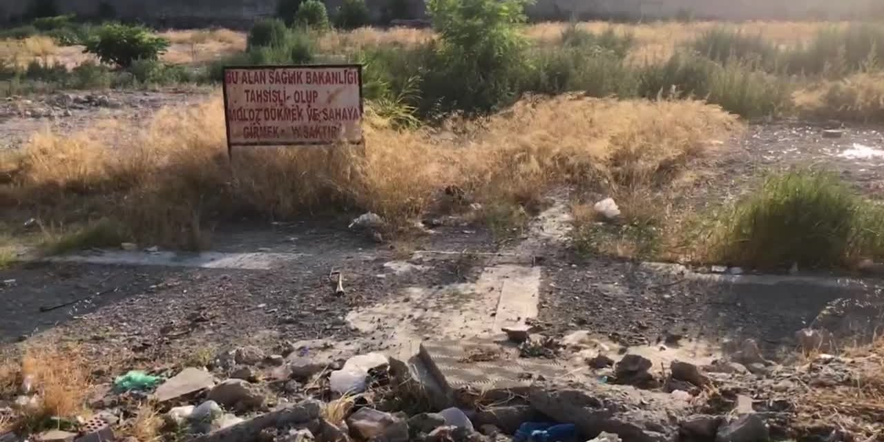 ADANA’DA VATANDAŞLAR 9 YIL ÖNCE YIKILAN 117 YILLIK DEVLET HASTANESİNİN YENİDEN YAPILMASI İÇİN EYLEM YAPTI