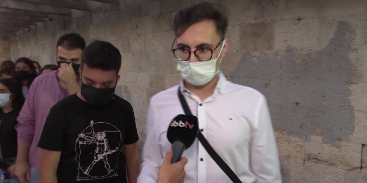 HARBİYE CEMİL TOPUZLU AÇIK HAVA TİYATROSU'NDA BOŞ KALAN KOLTUKLAR GENÇLERİN