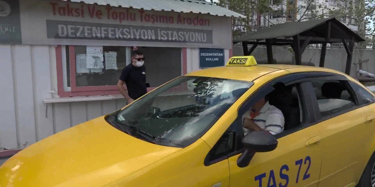ESENYURT BELEDİYESİ'NİN ARAÇ DEZENFEKSİYON HİZMETİ DEVAM EDİYOR