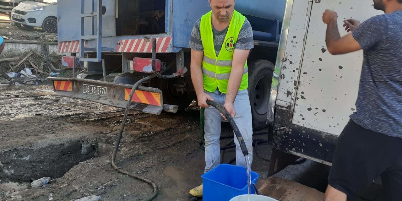 YENİMAHALLE BELEDİYESİ, SEL BÖLGESİNDE YARALARI SARIYOR