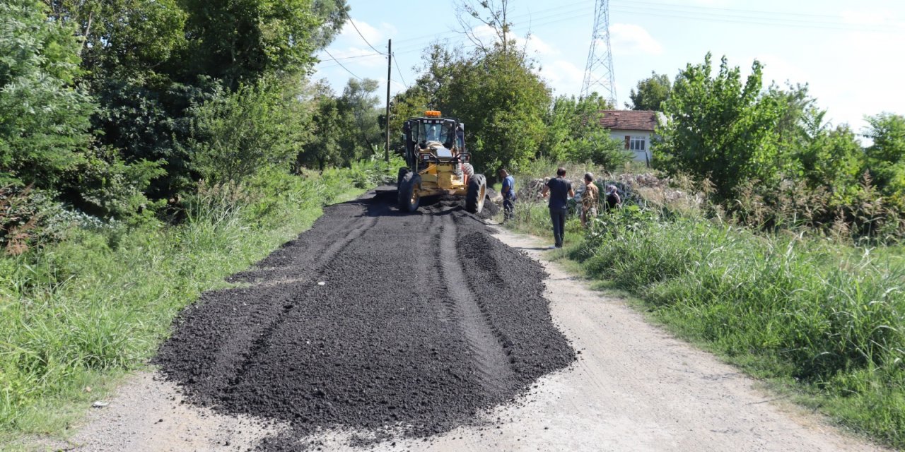 İZMİT BELEDİYESİ ASFALT KIRIKLARIYLA HEM YOLLARI YENİLİYOR, HEM DE TASARRUF EDİYOR
