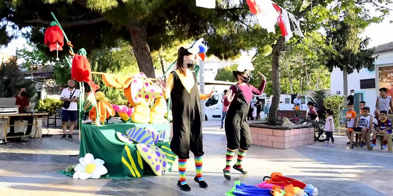 BORNOVALI MİNİKLERE KUKLALI EĞLENCE