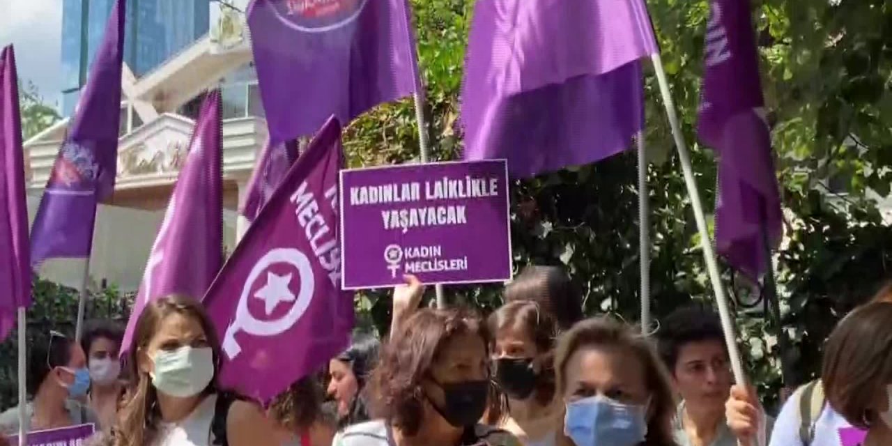 KADIN CİNAYETLERİNİ DURDURACAĞIZ PLATORMU, AFGANİSTAN BAŞKONSOLOSLUĞU ÖNÜNE MOR ÇELENK BIRAKTI