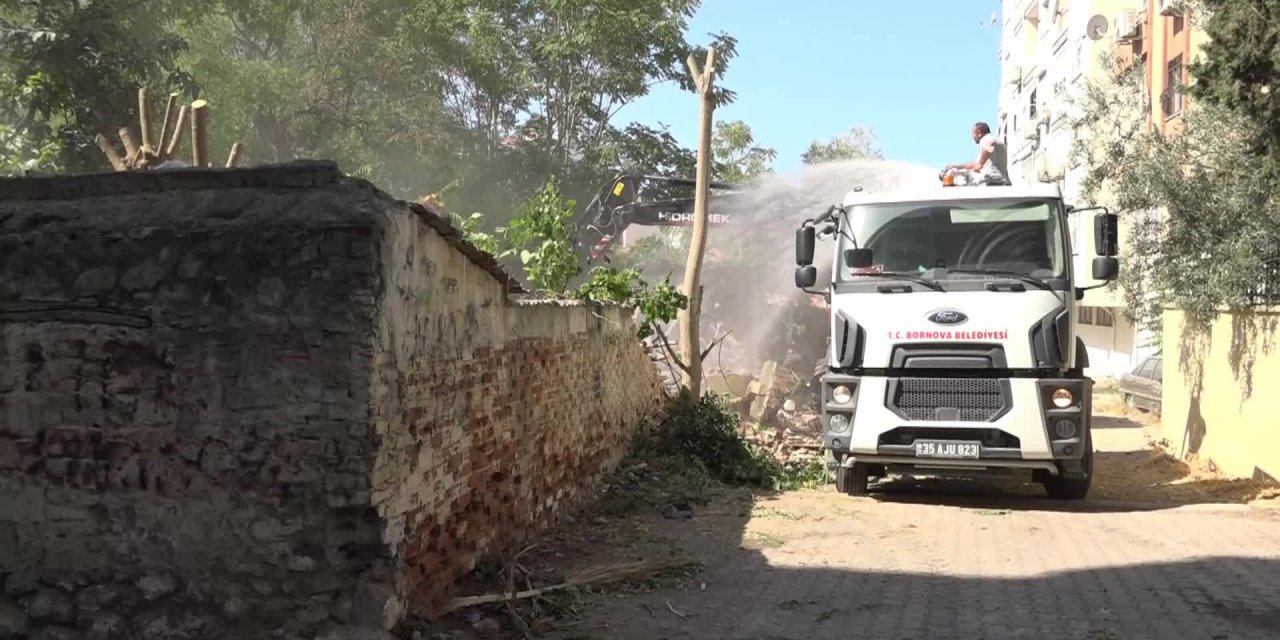 BORNOVA'DA RİSKLİ BİNALARIN YIKIMINA DEVAM EDİLİYOR
