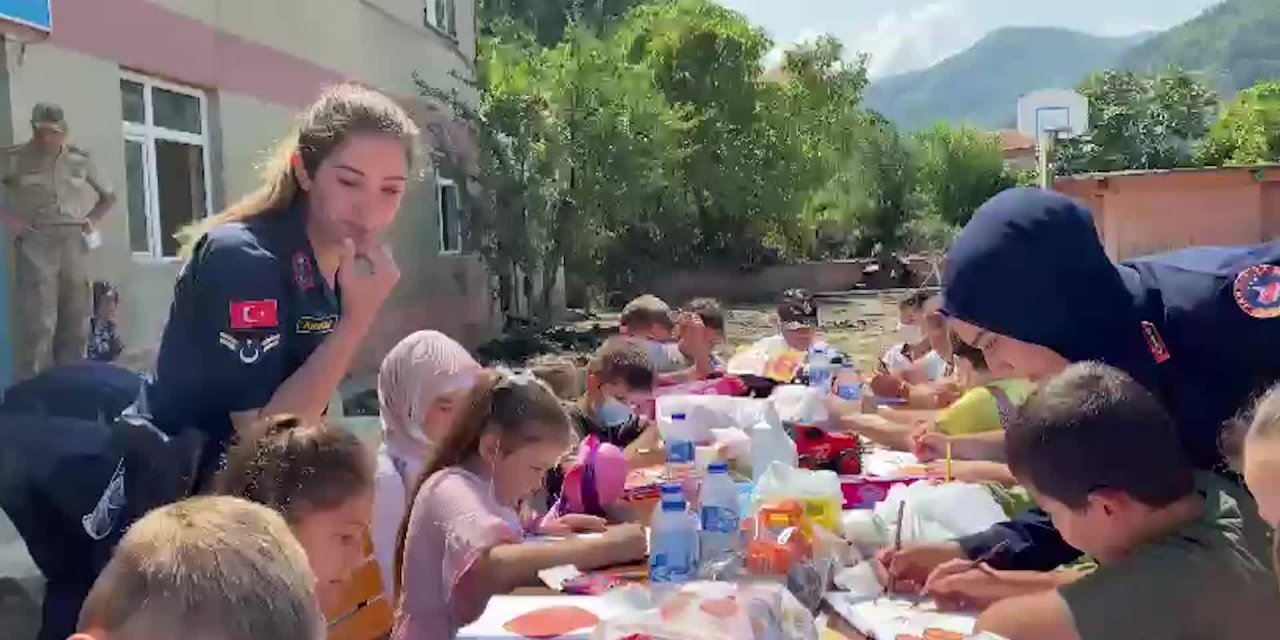 KASTAMONU’DAKİ SELZEDE ÇOCUKLARA KADIN ASTSUBAYLARDAN MORAL DESTEĞİ