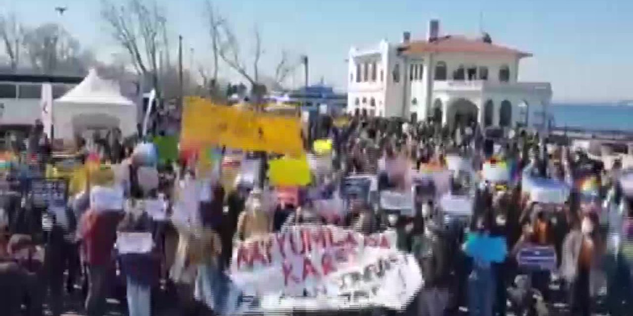 BOĞAZİÇİLİÖĞRENCİLER KADIKÖY'DE EYLEM YAPTI: ÖZGÜRLÜĞÜMÜZÜ ALACAĞIZ