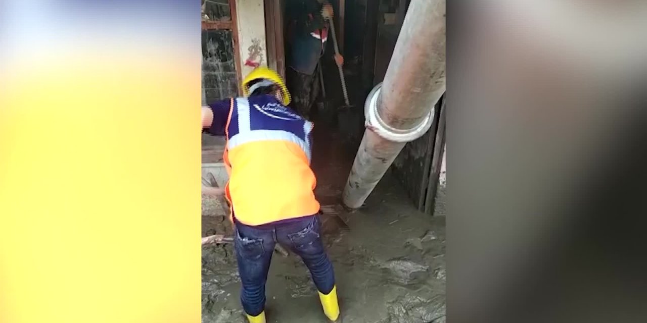 KAYSERİ’DEN KASTAMONU BOZKURT’A GİDEN 41 GÖNÜLLÜ, EVLERDEKİÇAMURU BÖYLE TEMİZLİYOR