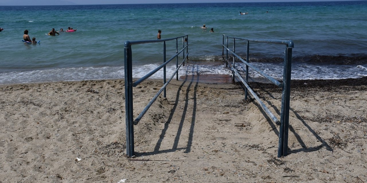 KUŞADASI PLAJLARINDA ENGELLİ RAMPALARININ SAYISI GİDEREK ARTIYOR