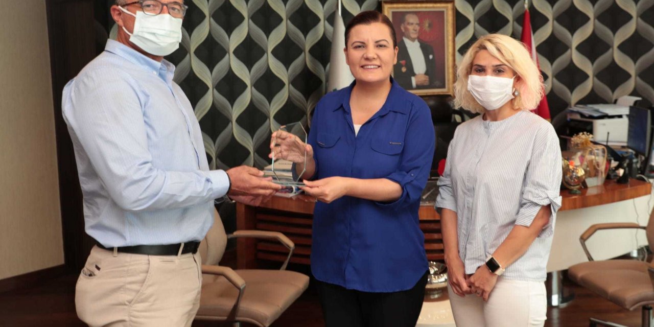 AİLE HEKİMLERİNDEN İZMİT BELEDİYE BAŞKANI HÜRRİYET’E TEŞEKKÜR PLAKETİ