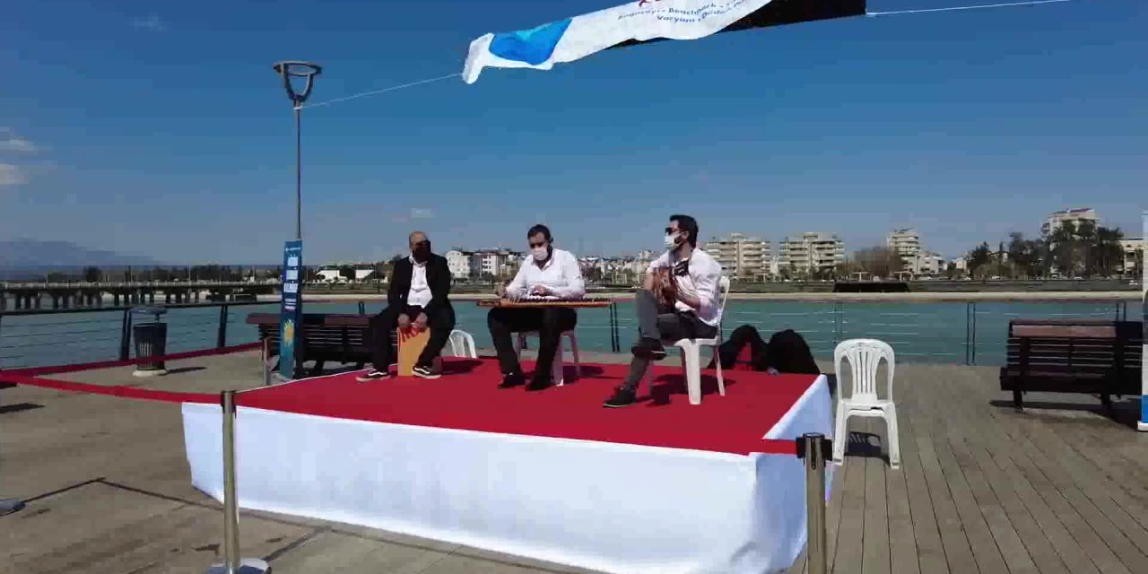 ANTALYA BÜYÜKŞEHİR'İN CANLI MÜZİK PERFORMANSI "MÜZİK ŞEHRİN KALBİNDE" MORAL VERİYOR