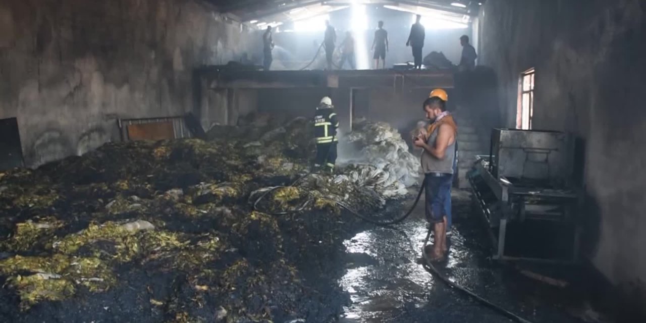 AYDIN KARACASU’DA YANGIN: 6 TON TÜTÜN KÜL OLDU