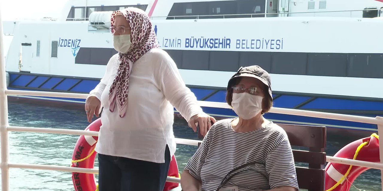 İZMİR’DE NOSTALJİ VAPURU 65 YAŞÜZERİ YOLCULAR İÇİN SEFERDE