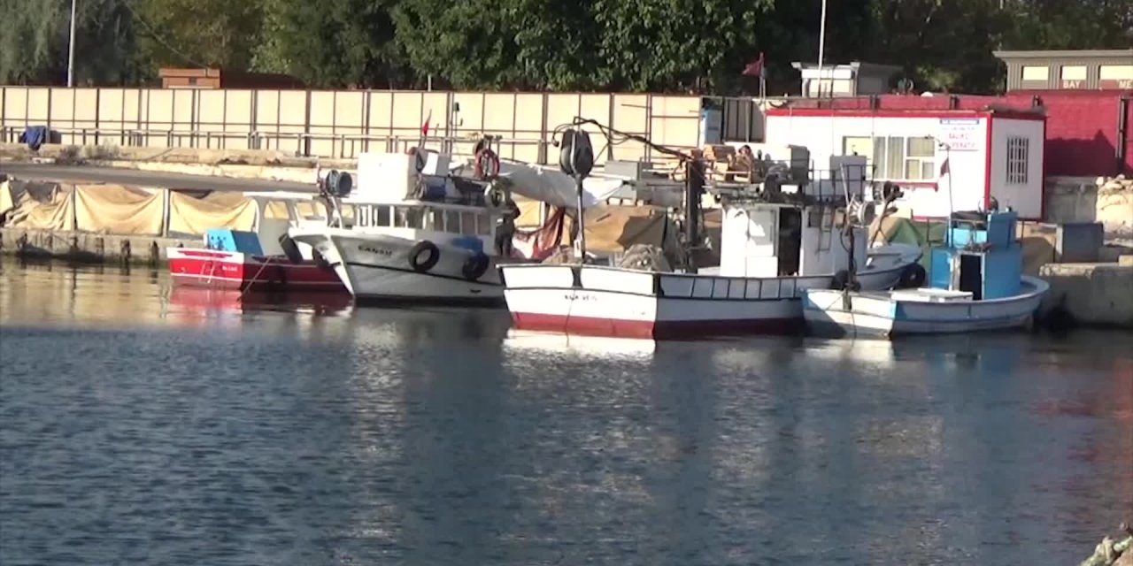 YENİ SEZONA HAZIRLANAN BALIKÇILAR DENİZ SALYASINDAN ENDİŞELİ