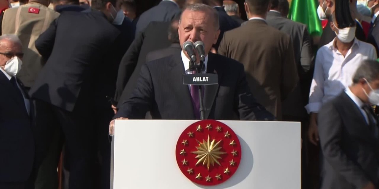 ERDOĞAN: “DÜN VARLIK YOKLUK MÜCADELESİ VEREN BİR ÜLKEDEN, BUGÜN DÜNYADA SÖZ SAHİBİ BİR ÜLKEYE DÖNÜŞTÜK”