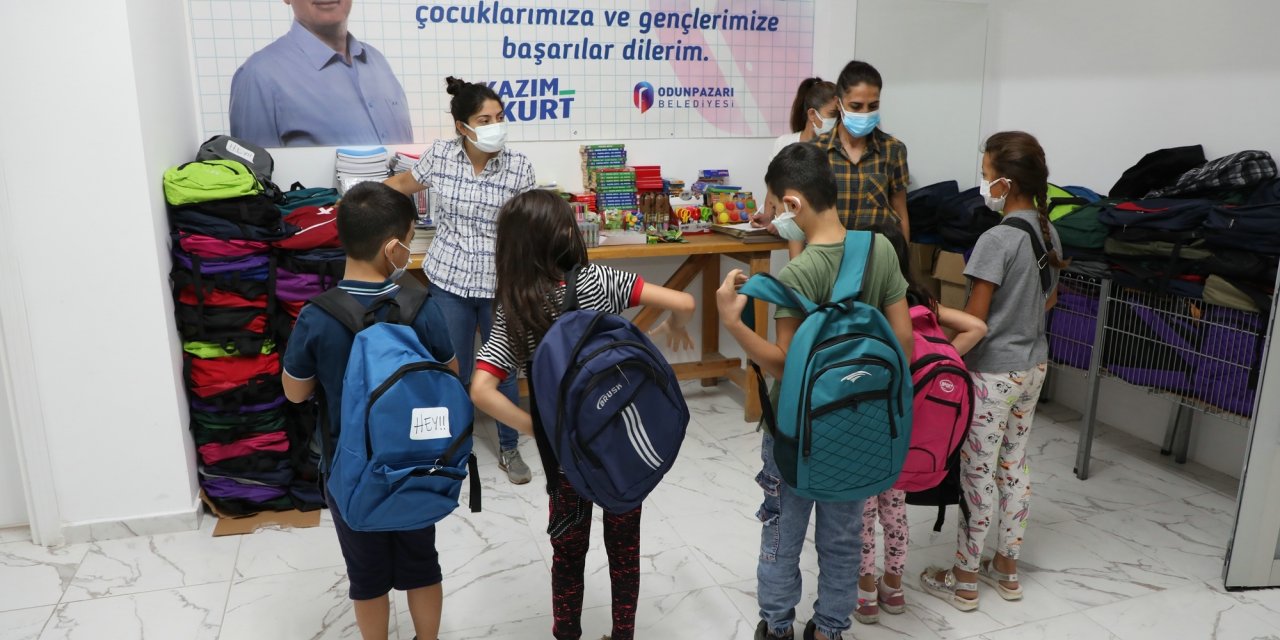ODUNPAZARI BELEDİYESİ'NDEN YÜZLERCE ÇOCUĞA KIRTASİYE YARDIMI