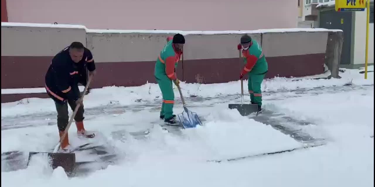ARDAHAN BELEDİYE BAŞKANI FARUK DEMİR, İŞÇİLERLE BİRLİKTE KALDIRIMDAKİ KARLARI TEMİZLEDİ