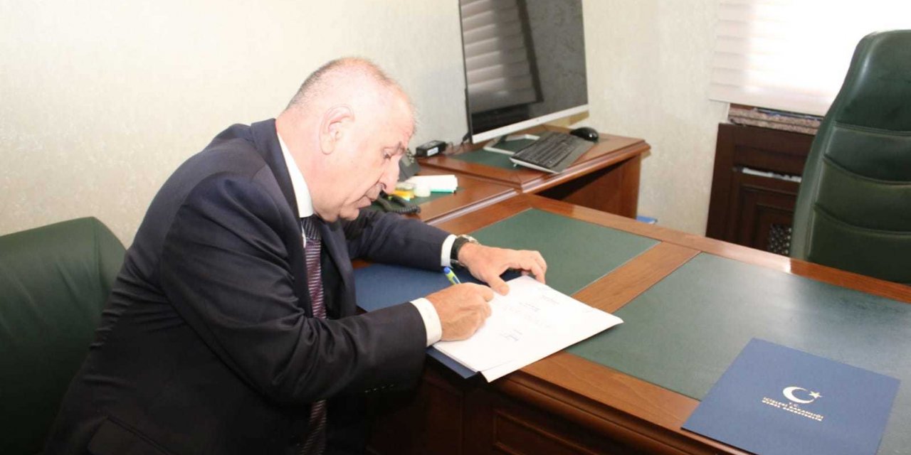 ÜMİT ÖZDAĞ, PARTİSİNİN KURULUŞ DİLEKÇESİNİİÇİŞLERİ BAKANLIĞI'NA VERDİ