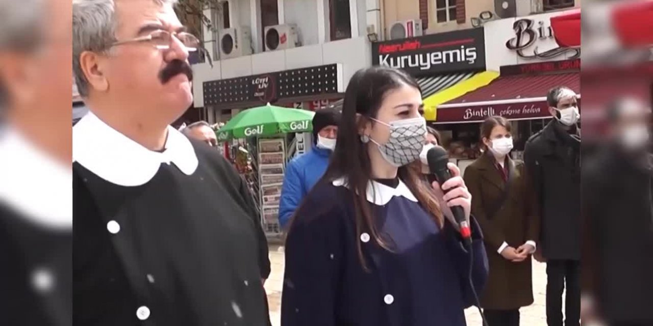 İYİ PARTİ'LİLER OKUL ÖNLÜĞÜ GİYDİ, "ÖĞRENCİ ANDI" KARARINI PROTESTO ETTİ