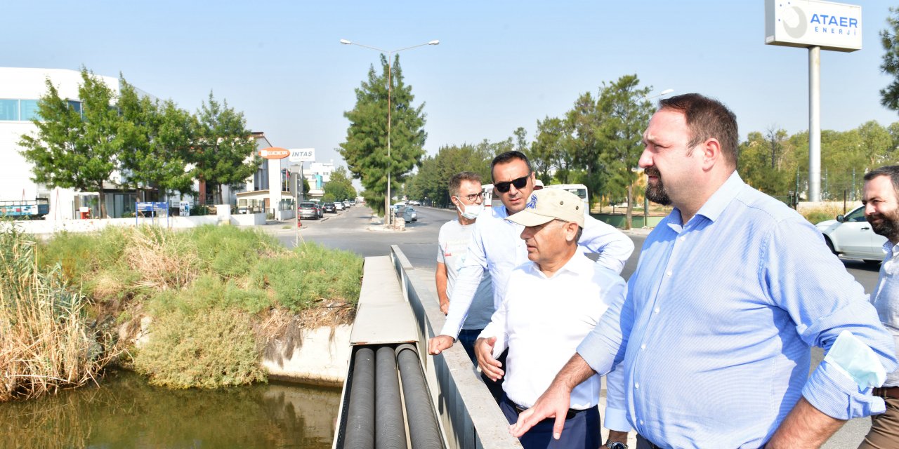 ÇİĞLİ BELEDİYE BAŞKANI GÜMRÜKÇÜ, KOKU SORUNU İÇİN SAHAYA İNDİ