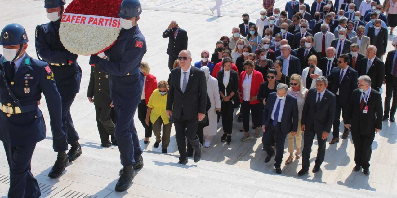 ZAFER PARTİSİ GENEL BAŞKANI ÖZDAĞ VE PARTİ YÖNETİCİLERİ, ANITKABİR’İ ZİYARET ETTİ