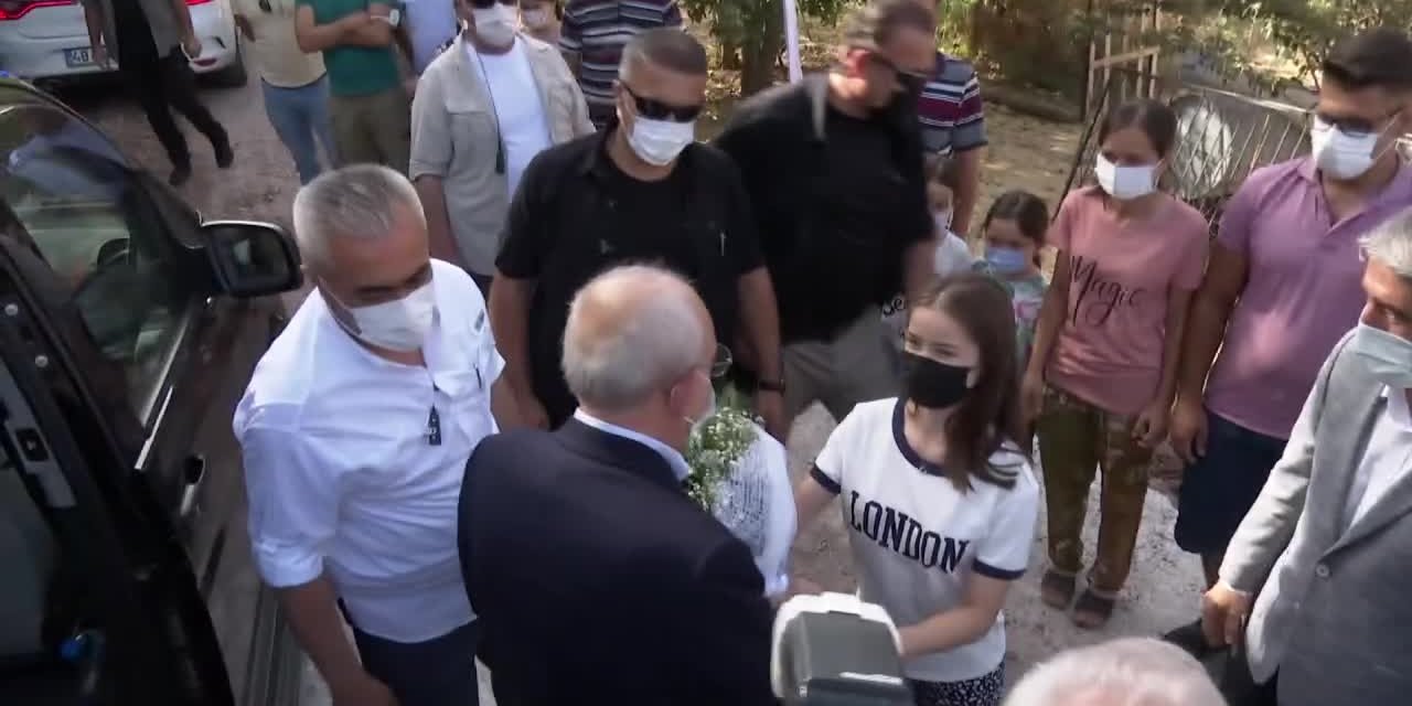 KILIÇDAROĞLU, EVİ YANAN AİLE İÇİN YAPILAN EVİN ANAHTARINI KÜÇÜK MERYEM’E VERDİ