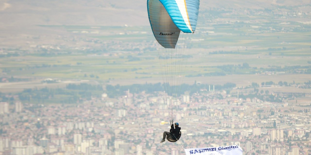 KAYSERİ'DE YAMAÇ PARAŞÜTÜİLE AŞI FARKINDALIĞI
