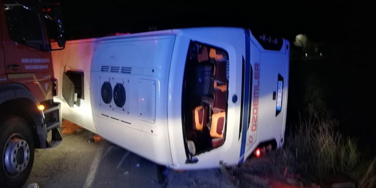 İŞÇİ SERVİSİİLE OTOMOBİL ÇARPIŞTI 4 ÖLÜ 5 YARALI