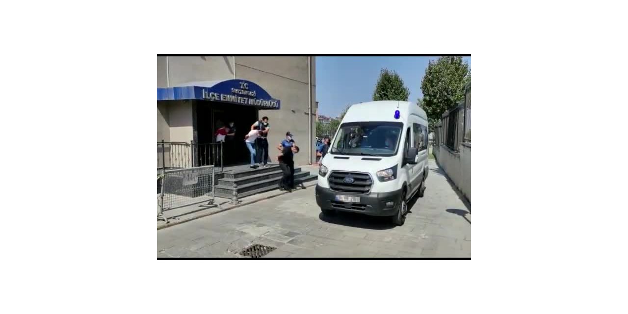 SULTANGAZİ'DE YÜKSEK SESLE MÜZİK DİNLEYENLERİ UYARAN POLİSE SALDIRAN 8 KİŞİ GÖZALTINA ALINDI