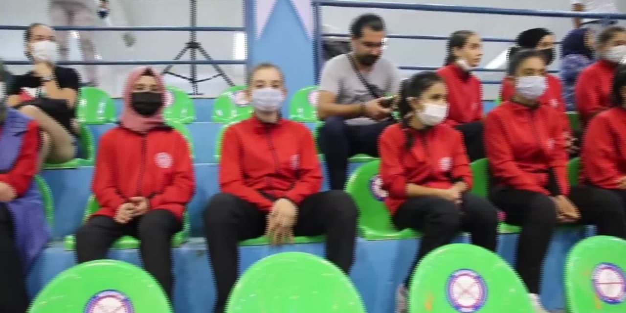 ŞANLIURFALI 13 YAŞINDAKİ HENTBOL OYUNCUSU MERVE AKPINAR BODRUM'DA