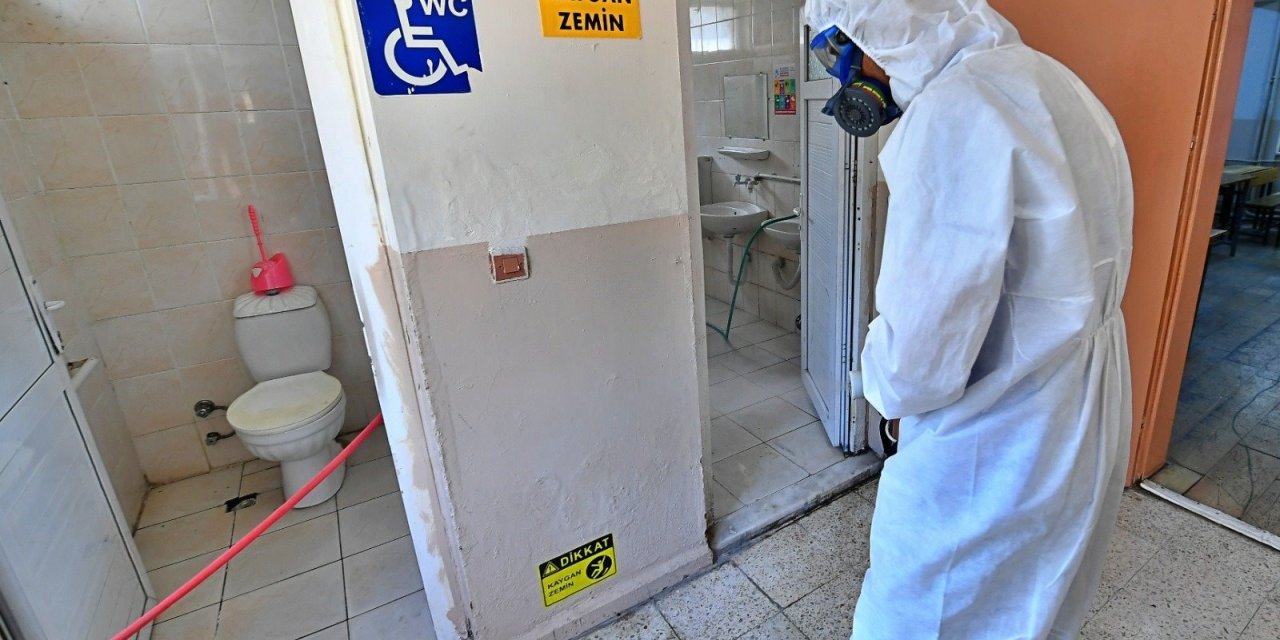 İZMİR BÜYÜKŞEHİR'DEN OKULLARDA HİJYEN SEFERBERLİĞİ