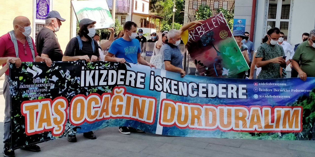 İKİZDERELİLER TAŞ OCAĞI PROJELERİNİ KAYMAKAMLIK ÖNÜNDE PROTESTO ETTİ