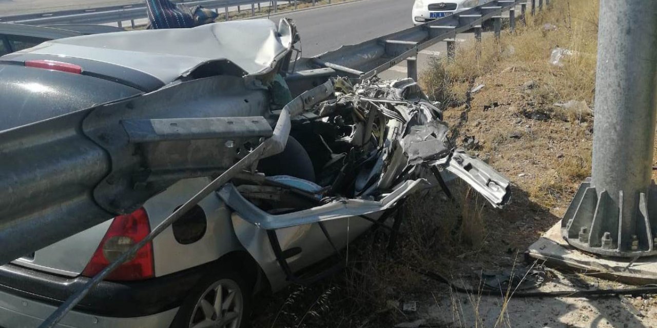 KIRIKKALE’DE OTOMOBİL YOL KENARINDAKİ BARİYERE SAPLANDI: 1 ÖLÜ, 1 YARALI