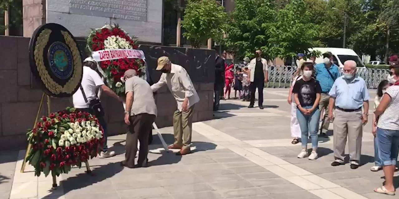 ESKİŞEHİR’DE AYNI MEYDANDA İKİ AYRI KUTLAMA