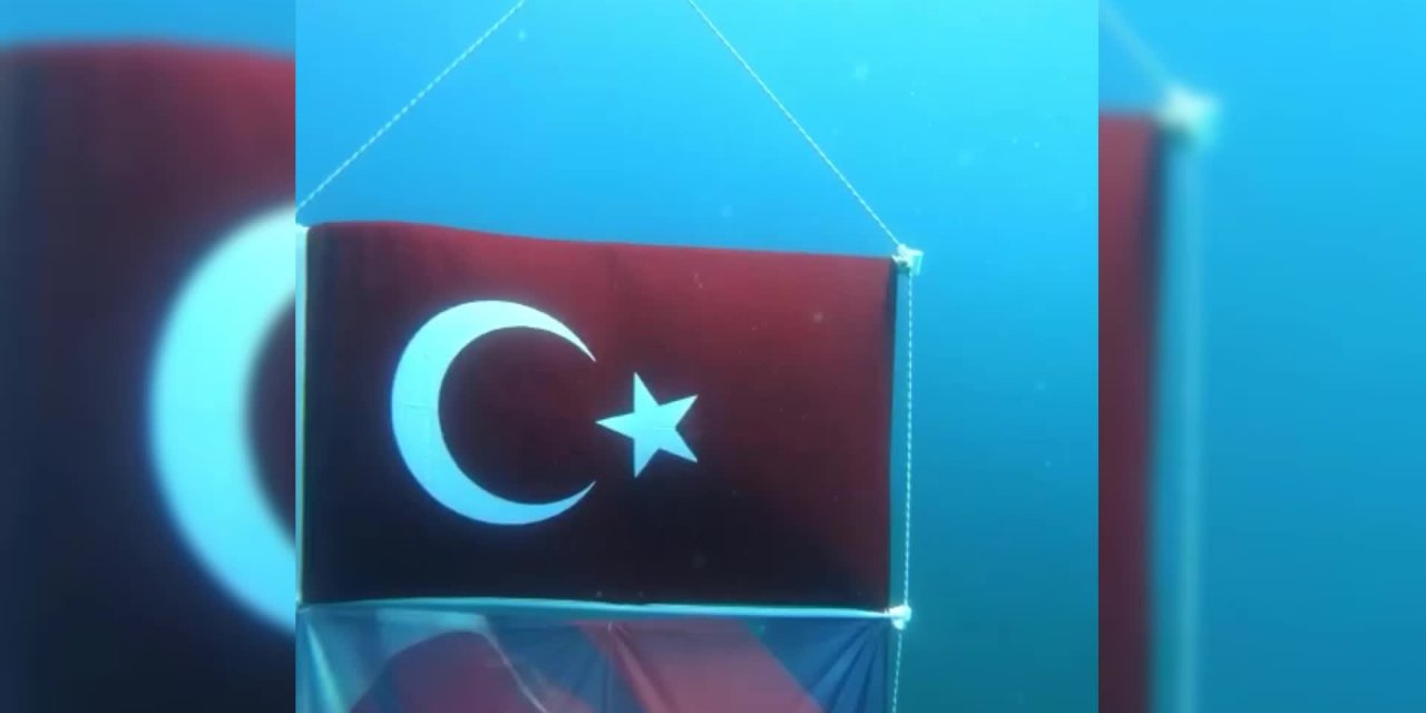 İZMİR’DE JANDARMADAN SU ALTINDA 30 AĞUSTOS KUTLAMASI