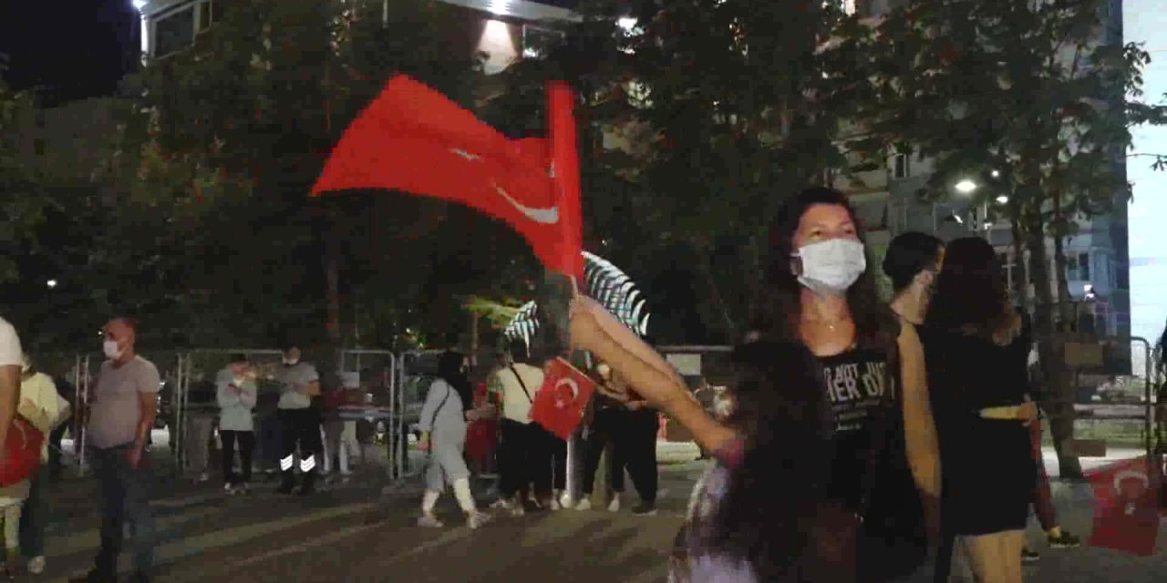 FATMA TURGUT, İSKENDER PAYDAŞ VE SUAT SUNA “ATA ZAFER KONSERİ” NDE BULUŞTU